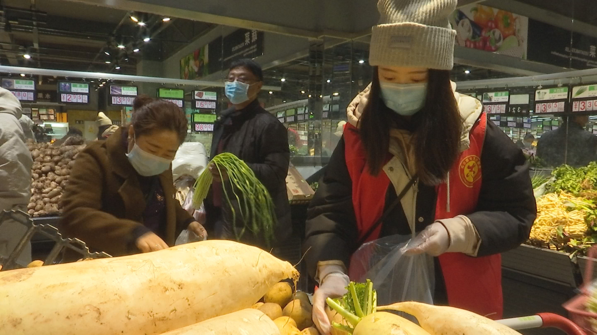 一天跑20趟超市，00后大学生志愿者贴心代购好暖心