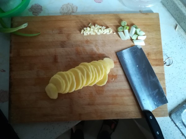 为什么炒土豆丝总粘锅而且还不脆,炒土豆丝怎么不粘锅窍门