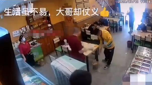 外卖小哥不小心把奶茶打翻后大哭,专送外卖小哥把餐弄洒了怎么处理