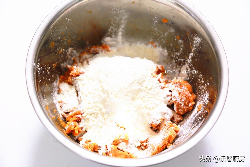 红薯饼怎样做才酥脆好吃,做红薯饼需要加什么配料