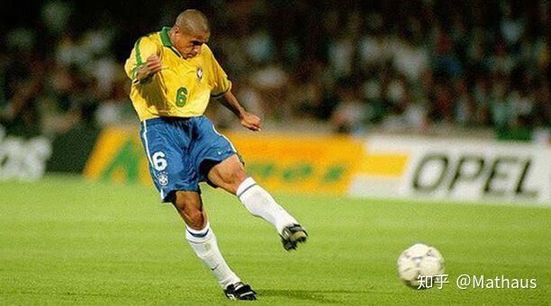 足球战术史,足球4-2-4阵型的优缺点