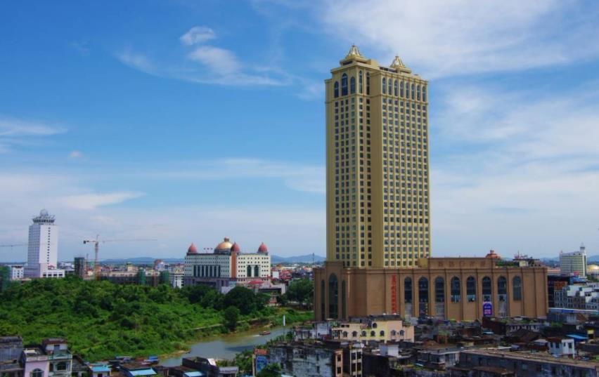 和越南边境隔着一条河的中国城市,中国与越南隔河相望的城市