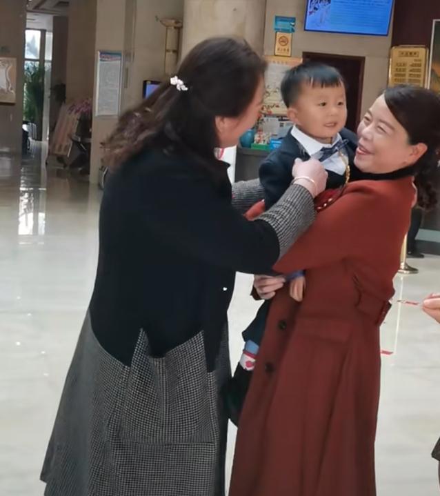 许妈28,许妈参加田静弟弟婚礼发生了什么