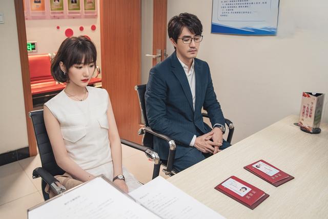 顾佳戴的项链是玫瑰金还是黄金,三十而已顾佳戴的那款项链叫什么