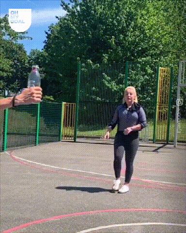 全世界都在挑战瓶盖，但请小心你的韧带