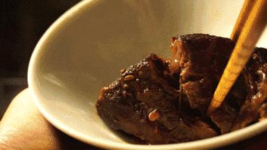 57岁大厨说：卤牛肉煮不烂还塞牙，这一步是关键！直接焯水是大忌