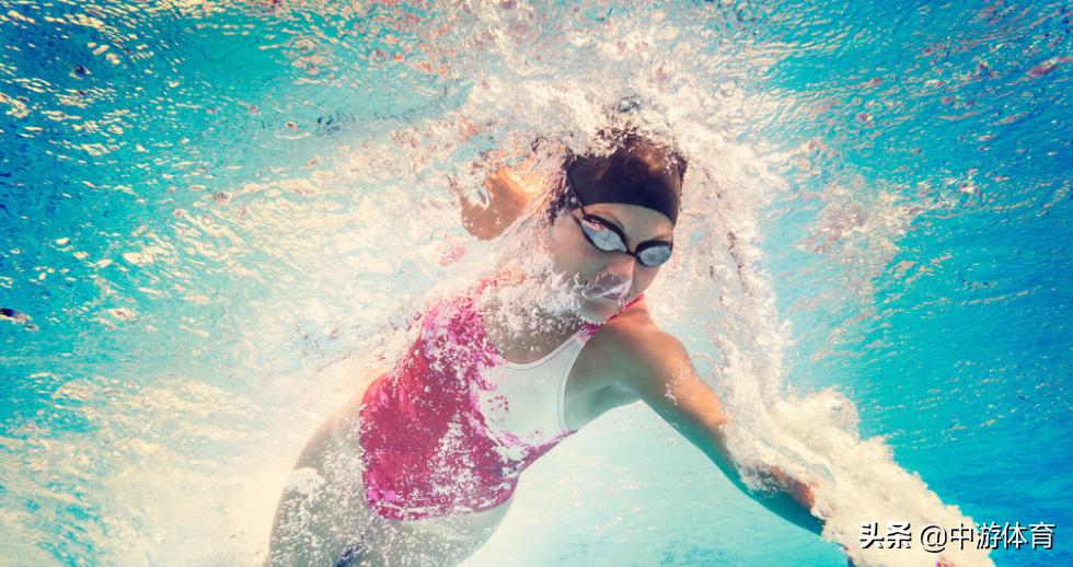 自由泳换气怎么让身体重心前移,游自由泳换气的方法和技巧