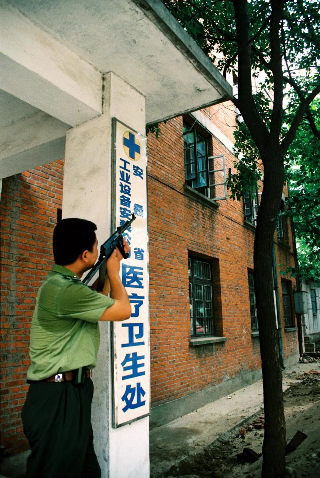 用镜头对准法子英枪口的警察摄影家
