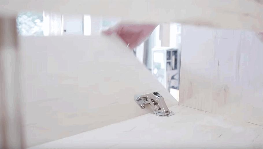 电视柜加隐形柜门一体效果图,悬空电视柜中间不做柜门好看吗