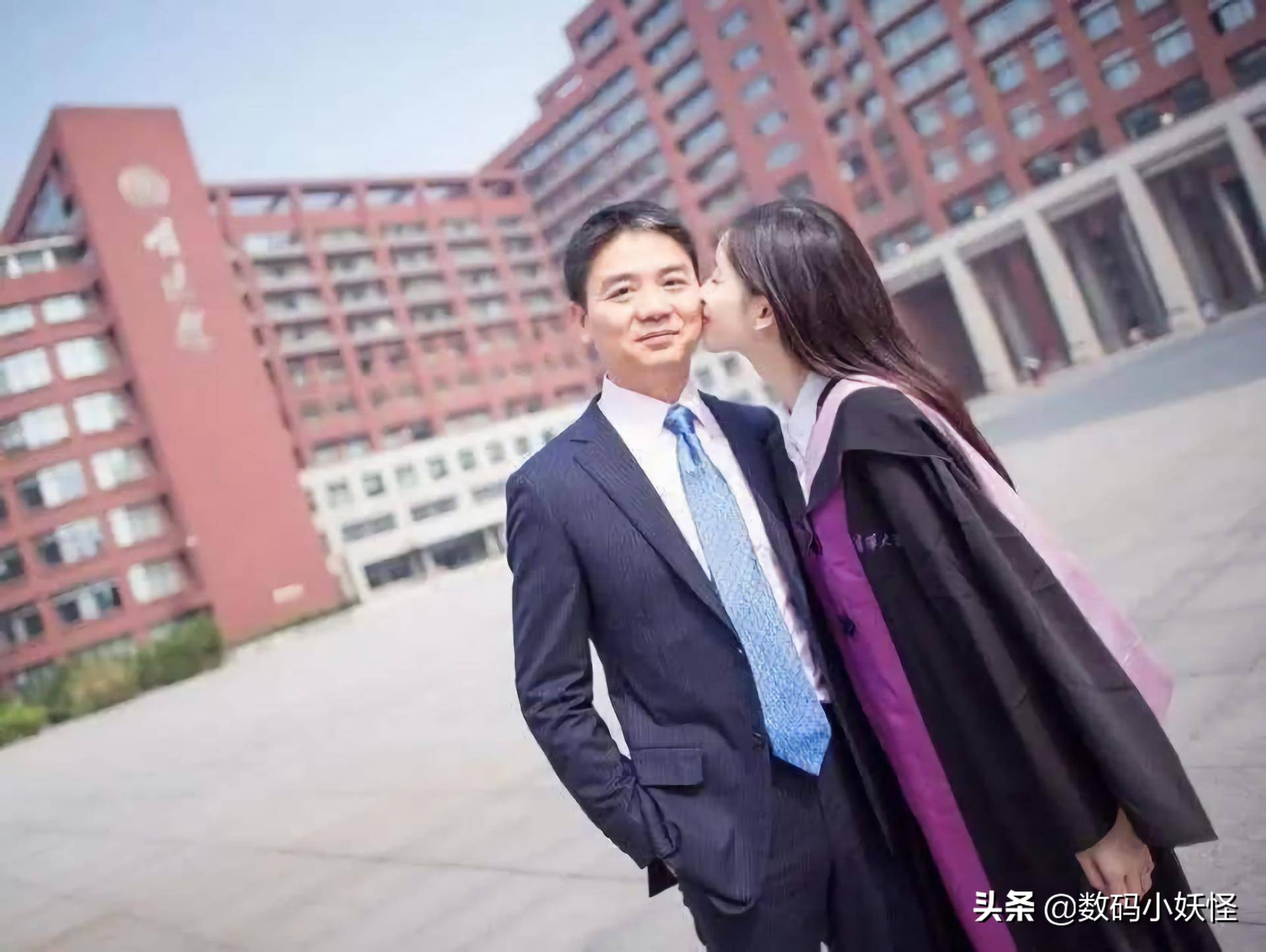 刘强东老照片曝光，白手起家打造京东“电商帝国”，最终无奈离场