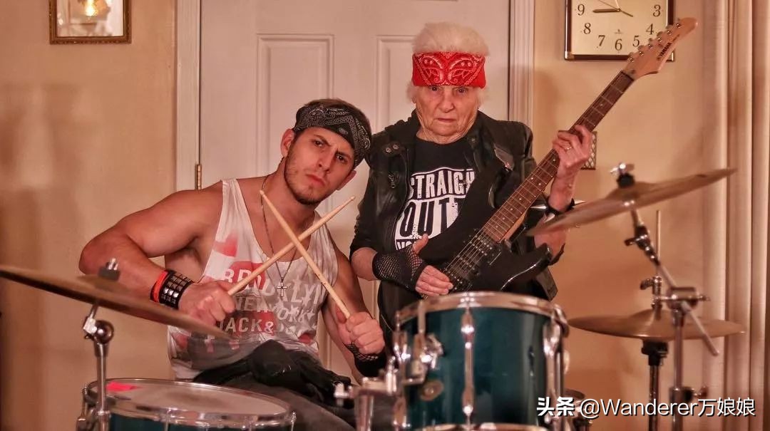 93岁奶奶恶搞27岁孙子一夜爆红！1300万网友实力围观：奶奶太坑了