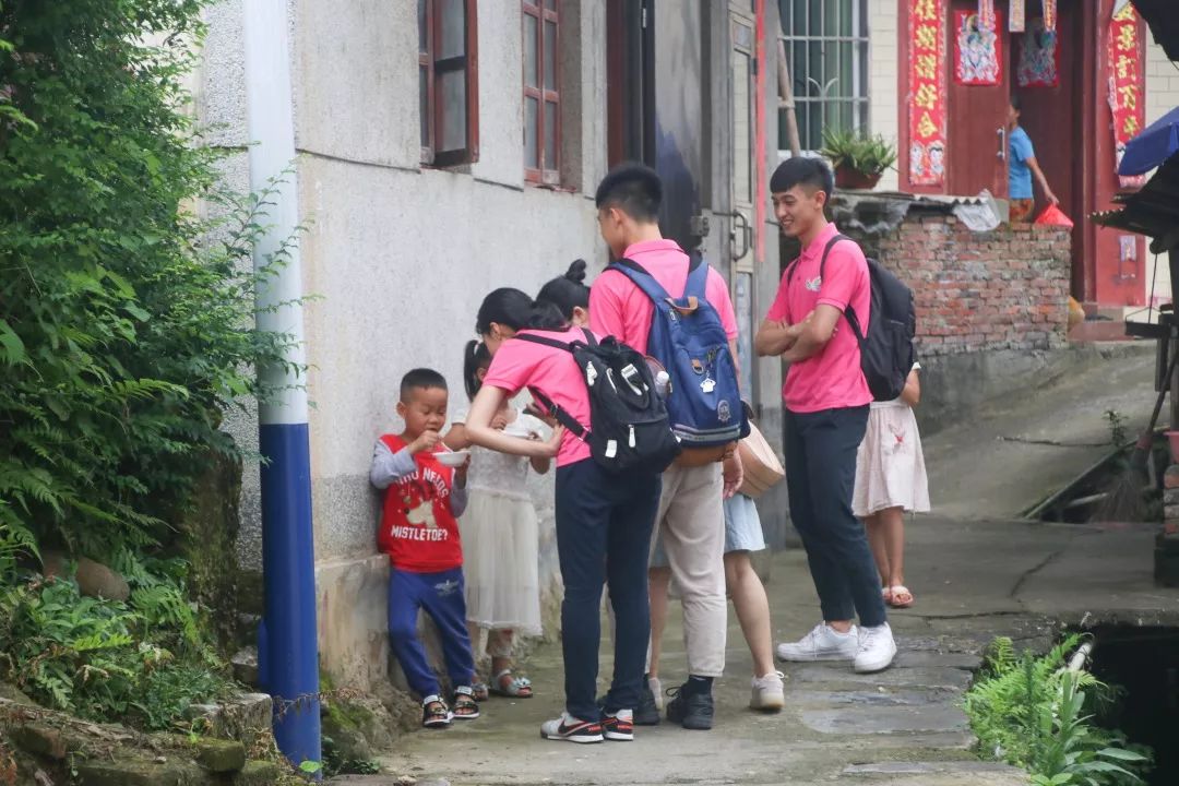 重岩叠嶂的峰峦,重岩叠嶂的山峰