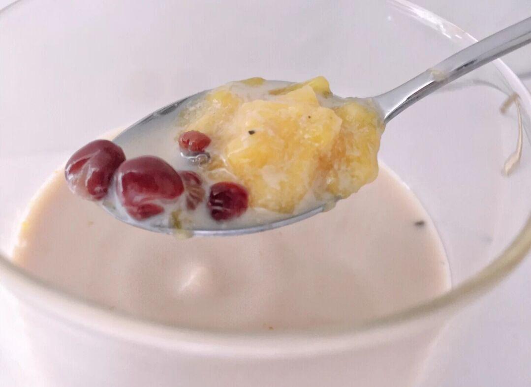 速溶奶茶制作夏日饮品,只用家里也有的材料用芒果做奶茶