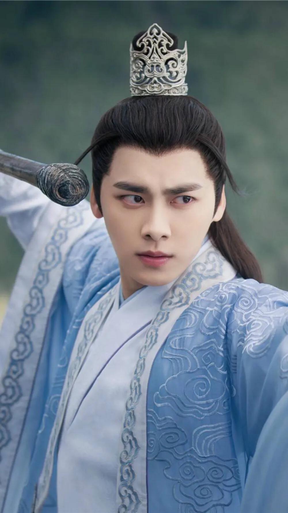 厚刘海和稀刘海哪个好看,厚刘海和八字刘海