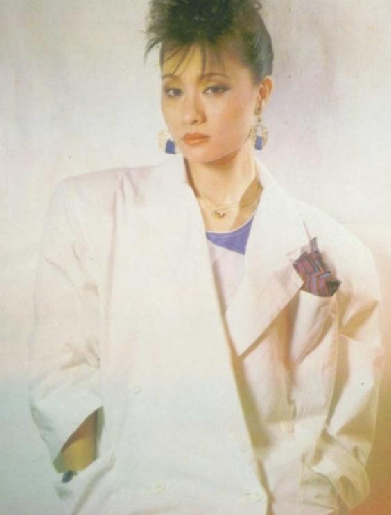 知名女星与已婚男同居18年，被当街扒衣殴打，怎么会沦落成这样？