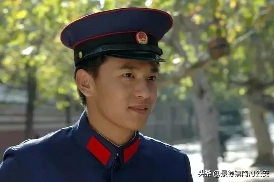 珍贵实拍70年代,一张图看警服的变迁