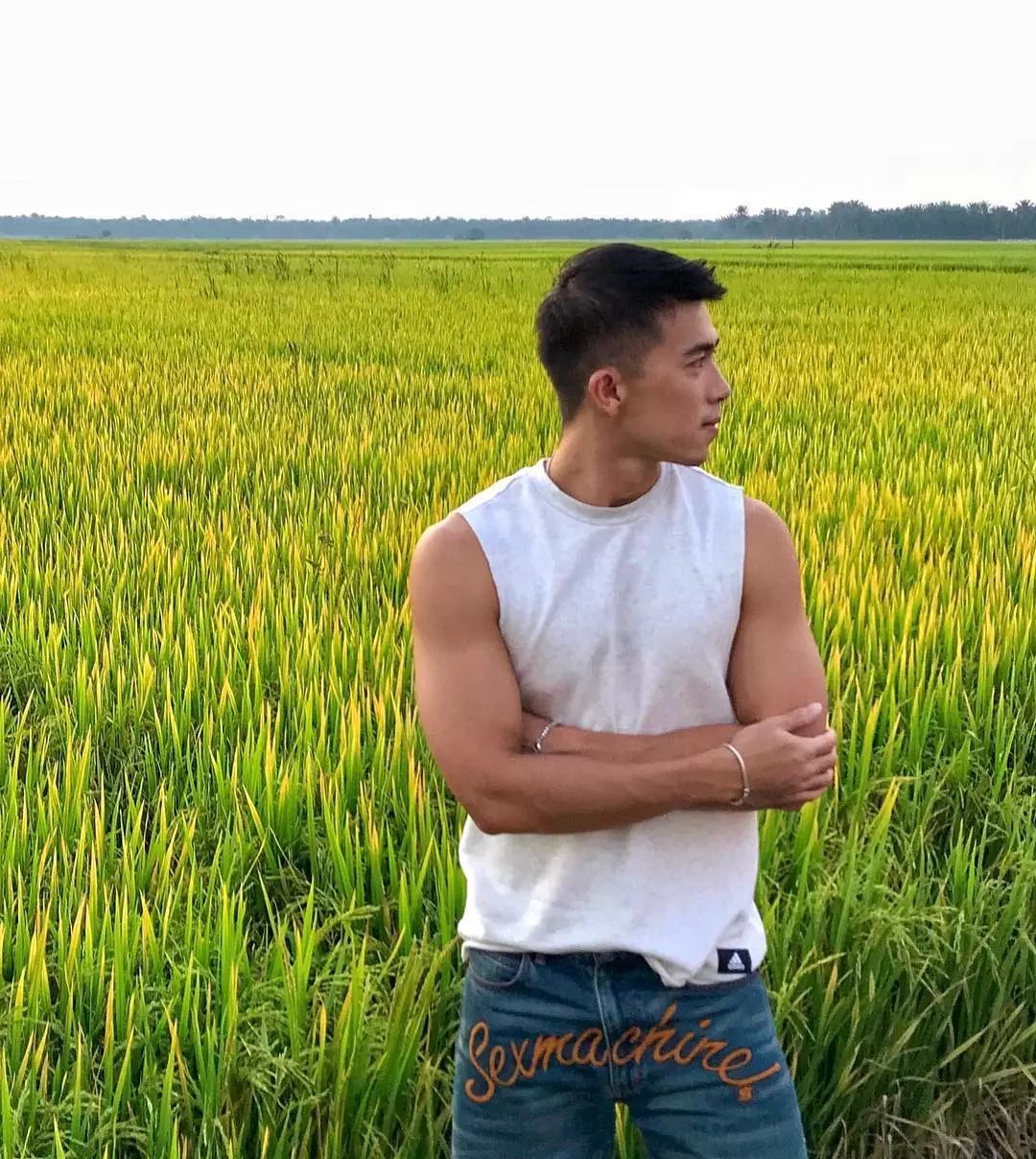 大学毕业生发传单，被精英男*养包**！