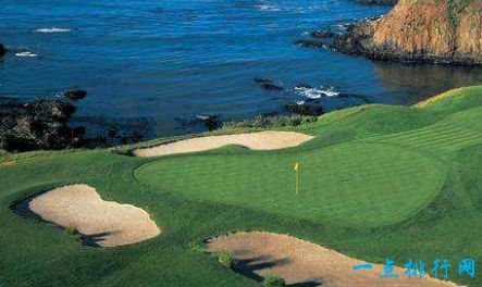 全球十大顶级高尔夫球场，圆石滩高尔夫球场因其迷人的风景而闻名于世，它位于美国西海岸的圆石滩
