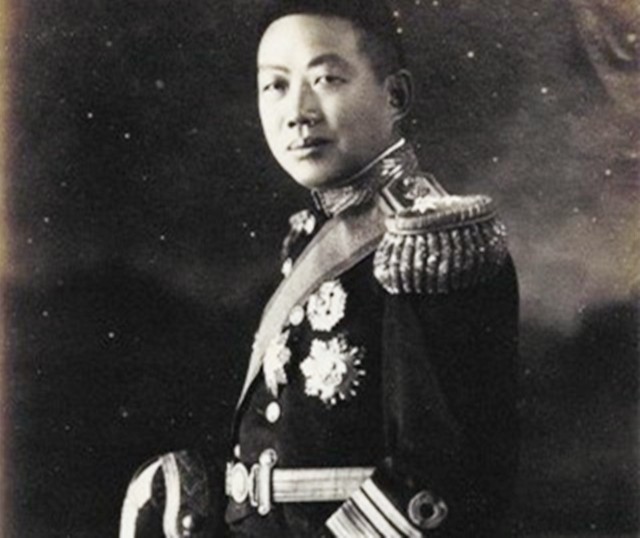 解放南京时，第一个占领“总统府”的解放军军长，建国后怎么样？