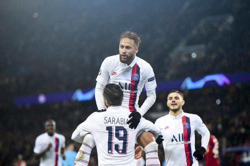 大巴黎球迷作死，焚烧土耳其*旗国**，被加拉塔萨雷球迷*光脱**衣服