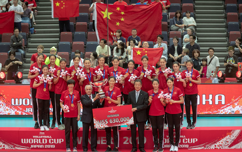 女排世界杯颁奖仪式女排唱国歌,回看世锦赛女排颁奖仪式