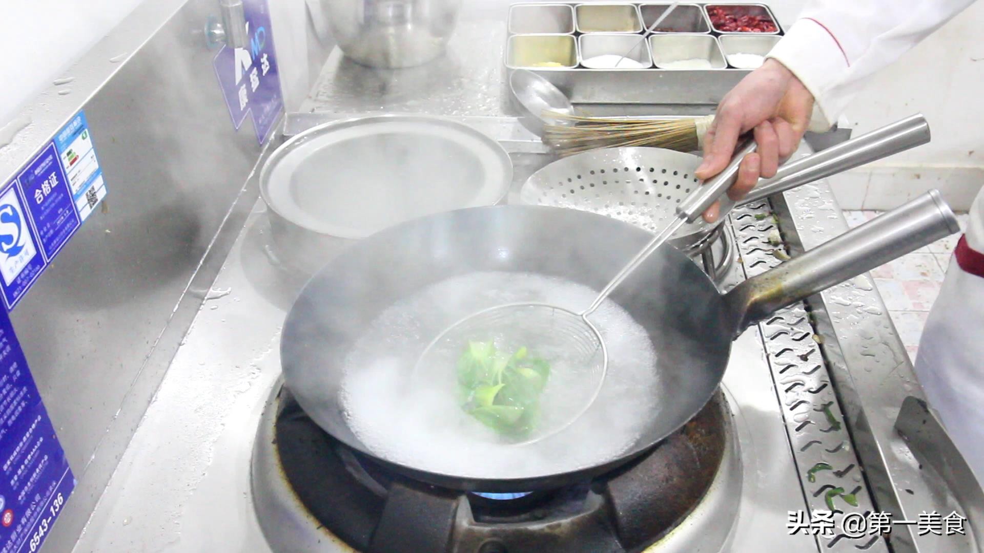 为什么饭店的鱼片滑嫩还不碎？关键在这一步，厨师长教你技巧