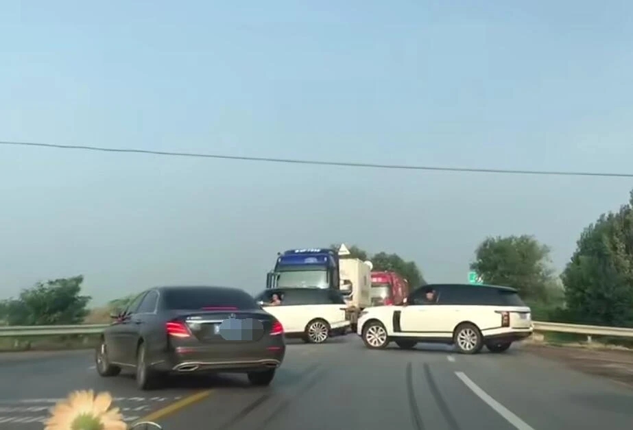 青岛路虎车堵路,青岛路虎堵路视频