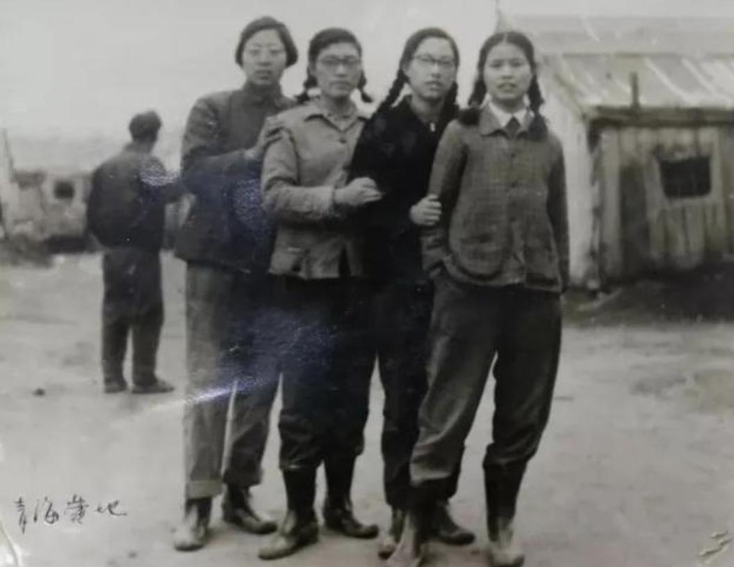 首颗原*弹子**基地的唯一私照:四位来自上海的姑娘,后来发展怎样?
