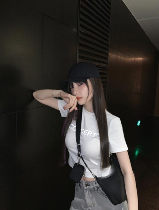 李小璐浴室晒自拍，羊毛卷发型越来越“玉女”，难怪不想复合