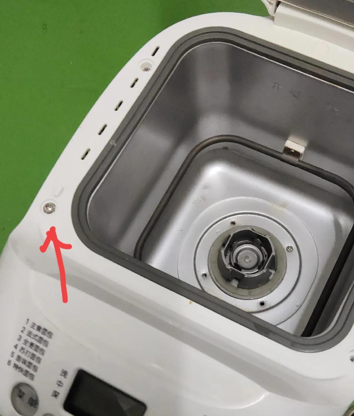 烤面包机压下去通电就跳闸,面包机一烘烤就跳闸维修