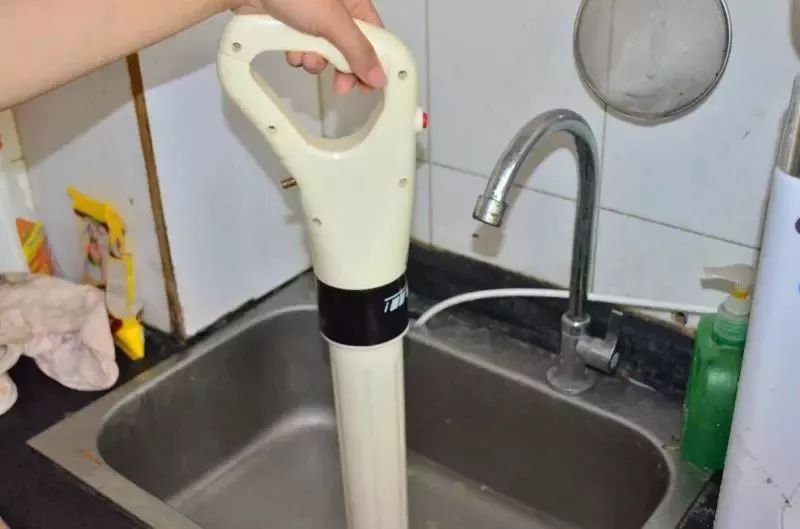 下水道堵了别着急教你一招,下水道堵了用铁丝疏通