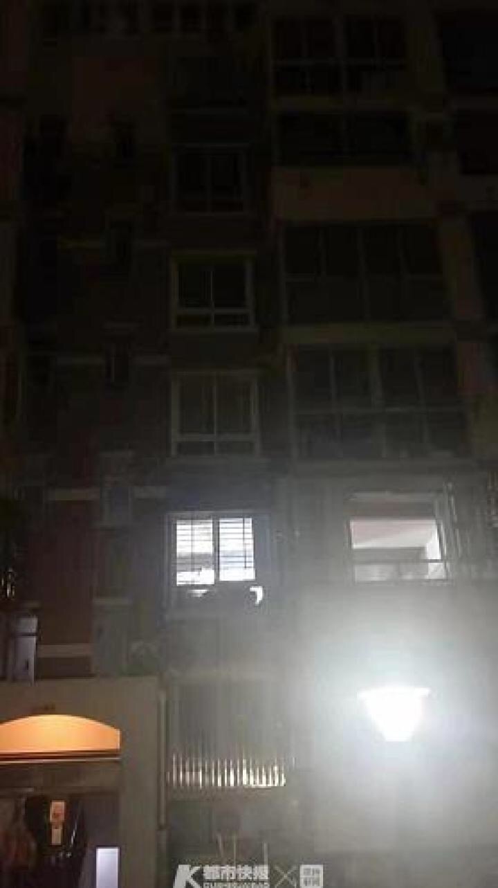 一男子砸承重墙,男子狂砸墙壁后续