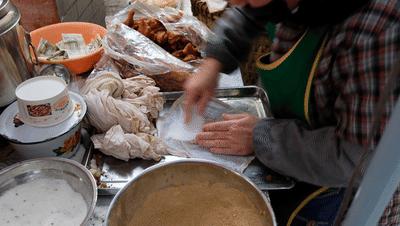 一年只休息2天，她坚持做了14年糯米团，美食背后有温情也有无奈