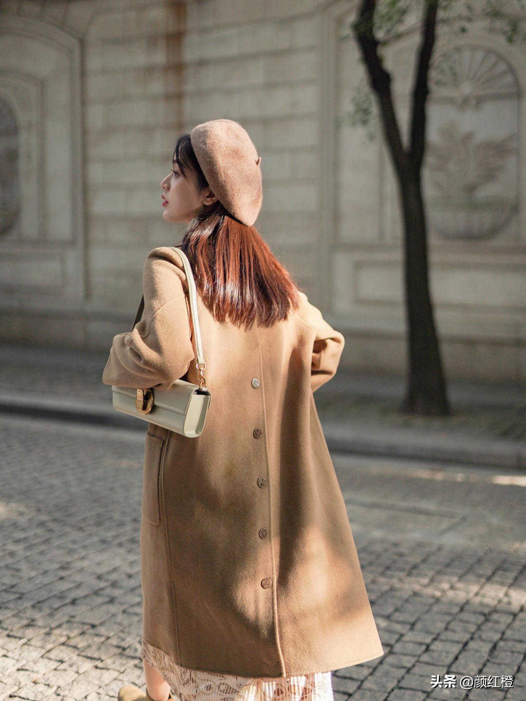 驼色长款大衣冬天怎么搭有女人味,冬季驼色大衣怎么搭配显年轻