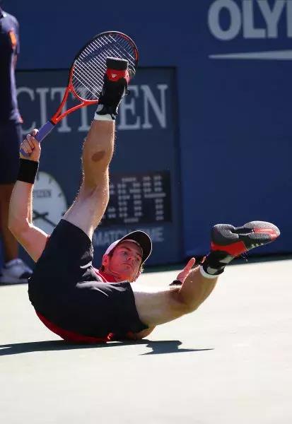 网球球员摔倒,网球拍摔地上反弹接住