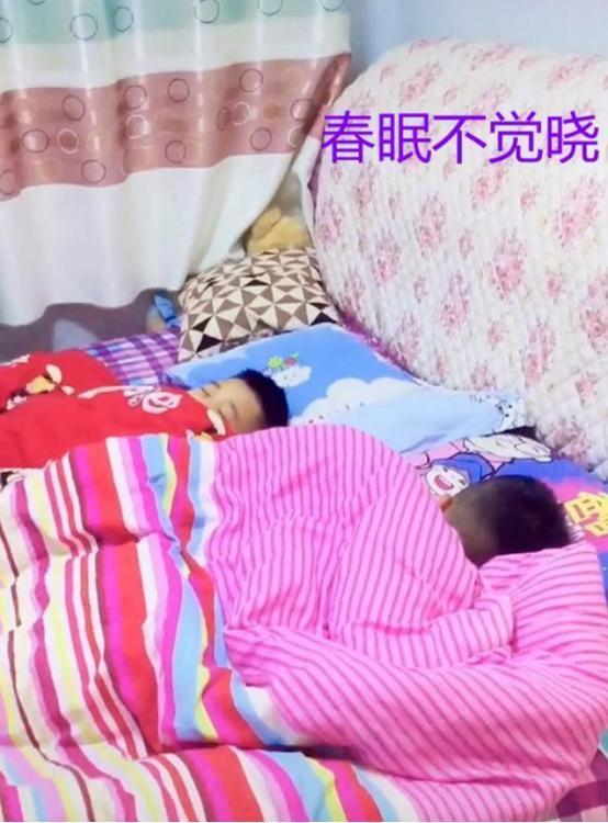 “最萌代练”火了，2岁妹妹替哥哥上网课写作业，为家里付出太多