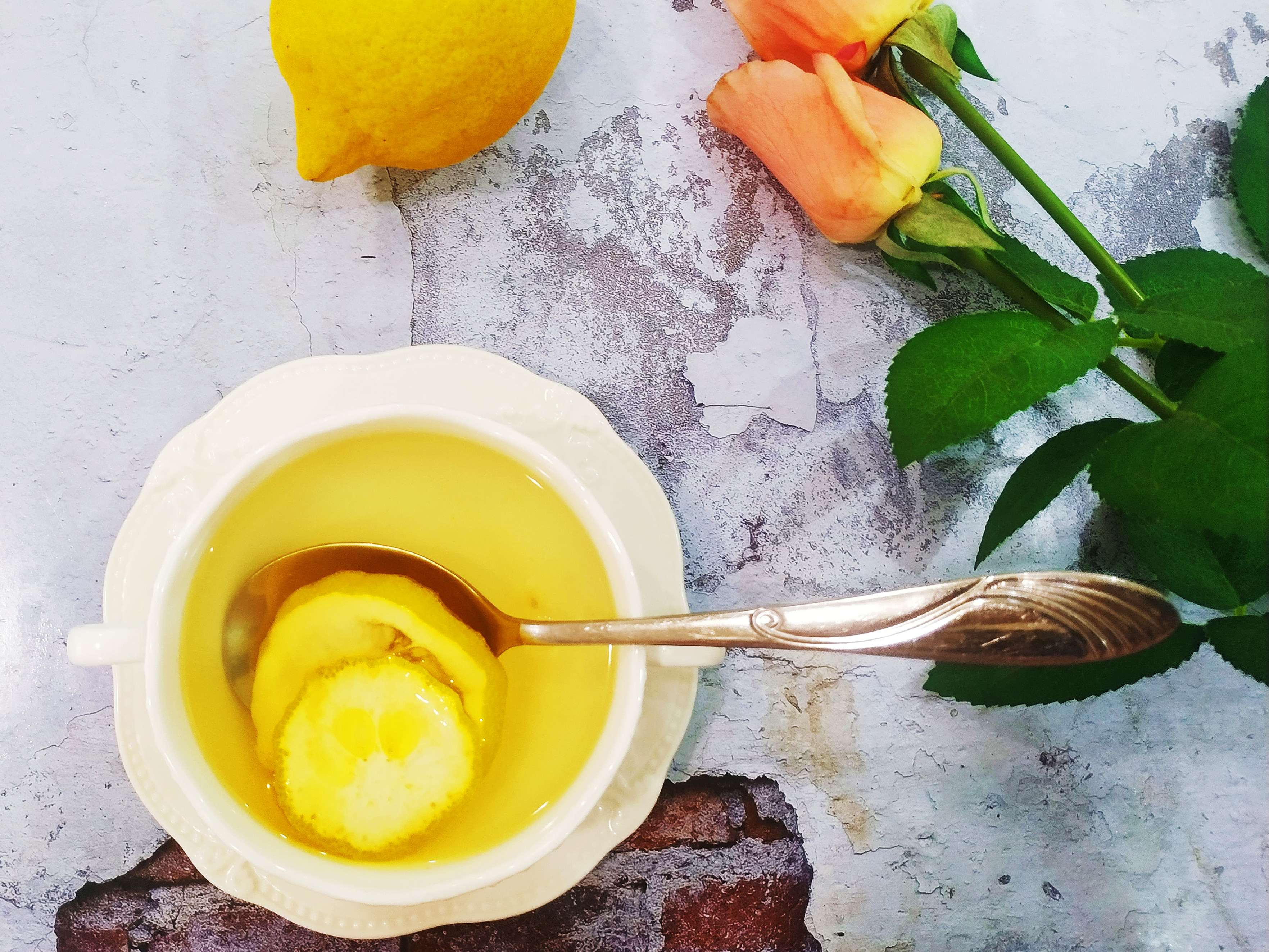 夏天喝冰镇蜂蜜柠檬水,热天喝的冰鲜柠檬水