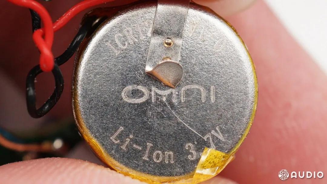 品牌争相采用,钢壳扣式电池成TWS耳机标配