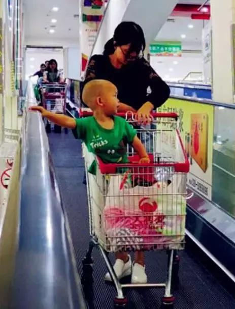 女子抱娃时意外摔倒原视频,婴儿扶梯坠亡事件