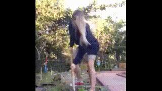 搞笑gif跟着妹子的节拍摇起来,敲锣打鼓甩头搞笑gif