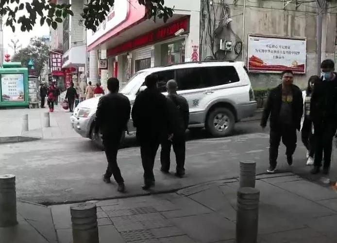 惊险男孩奔跑过马路险酿成事故,毕节男孩过马路突然奔跑被撞