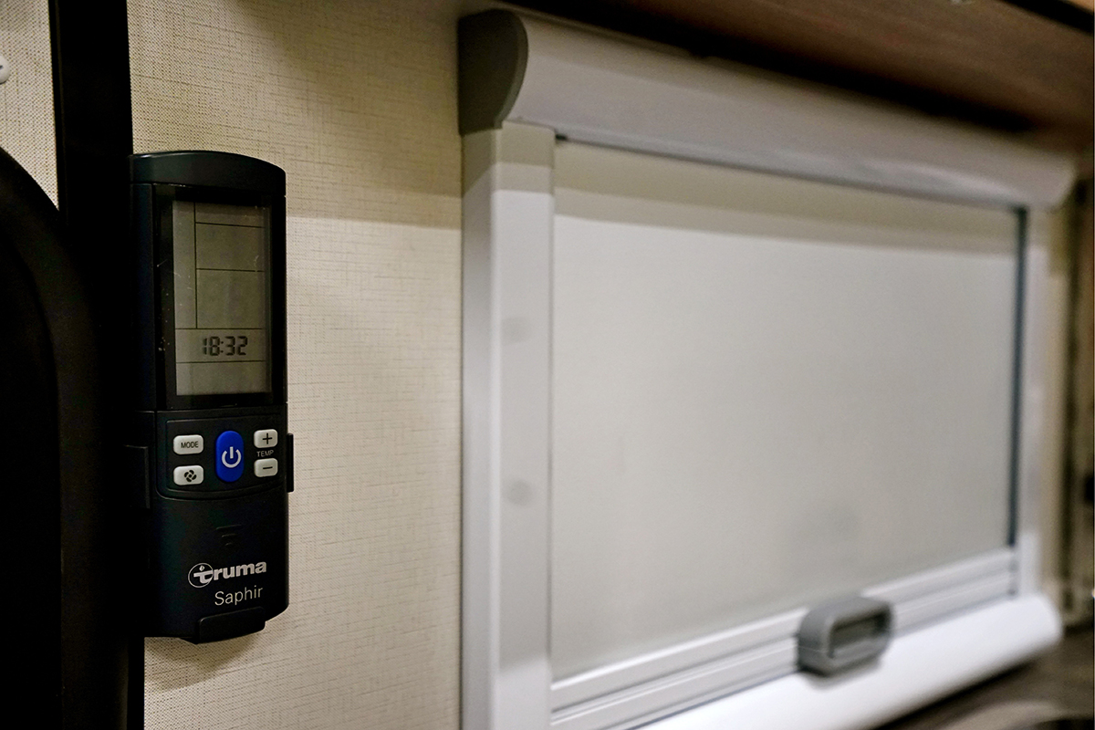 新款国六麦卡单排越野房车,定制四驱越野全地形b型长轴房车