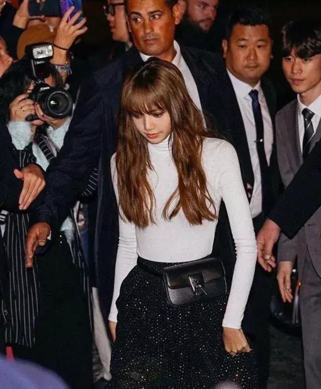 拥有lisa同款铁刘海,拥有香奈儿包包