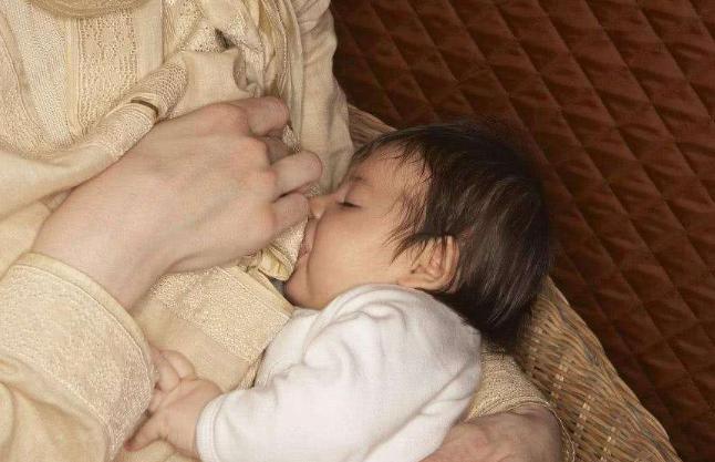 小孩吃母乳一直拉肚子怎么回事,纯母乳宝宝拉肚子拉水止泻小妙招