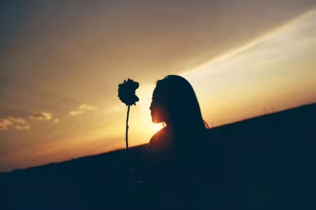 《微尘》:生命以痛吻我,还有谁在爱着我?