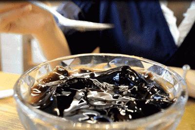 亲手自制烧仙草奶茶味道好极了,家庭简易版奶茶烧仙草