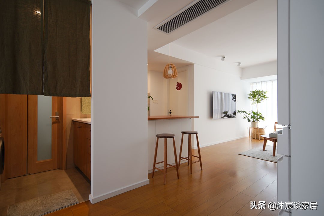 她把家布置得复古又温馨,室内被绿植环绕,这样的家,住着真舒服