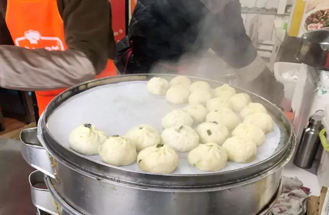 “老板儿,来十个包子,肉的哈~”都江堰人的早晨从这口油滋滋开始,这8家包子店,你最钟意哪家?