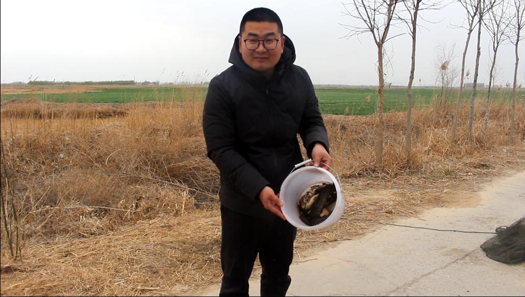 农村小伙在沙漠里做地笼,农村小伙去河里收地笼会怎么样