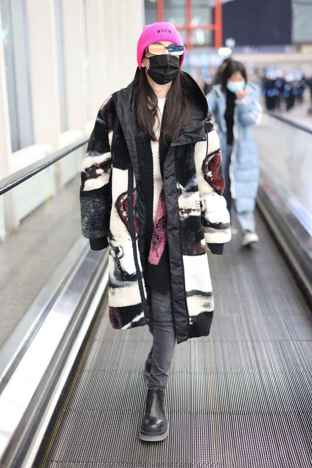 黄圣依富贵典雅美得惊艳,黄圣依穿呢子大衣图片